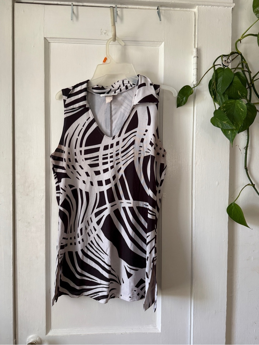 Maria Gabrielle NY Sleeveless V-Neck Abstract Print Tank Top - Black & White